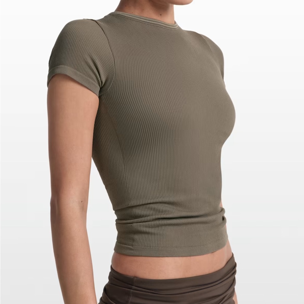 NikeSKIMS Ribbed Seamless
Women's Short-Sleeve Top NWT- Med - Picture 4 of 6